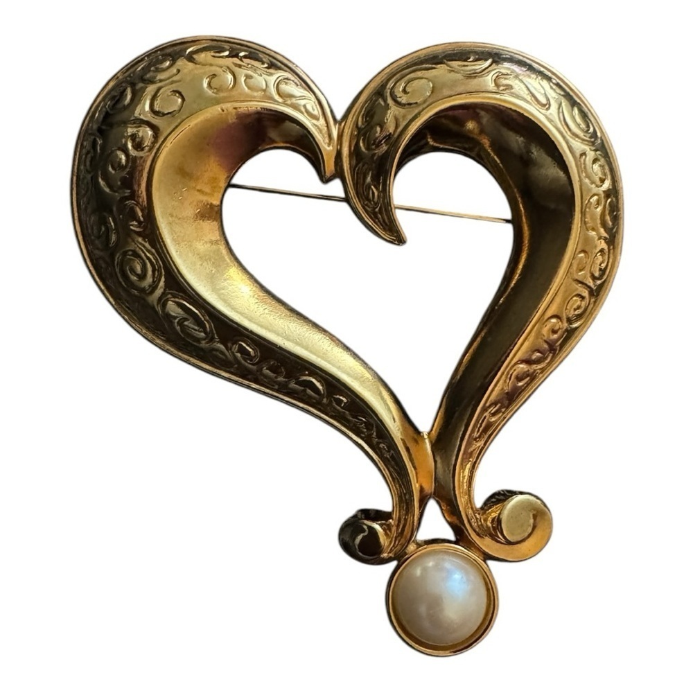 Vintage Signed Avon Gold Tone Heart Brooch with Faux Pearl - Picture 3 of 5